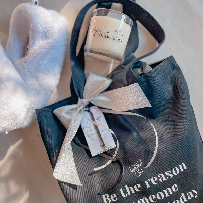 01 totebag regalo para compartir delicadeza y calidez con vela y pantuflas abracajabra.com.arregalos especiales artesanales calidos corporativos
